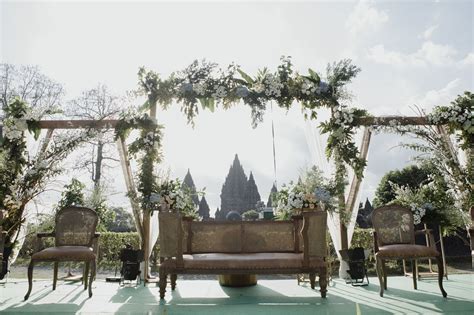 We did not find results for: Pelaminan rustic dengan background Candi prambanan ...