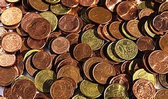 تختلف كل عملة في الحجم واللون والسماكة وفقا لقيمتها. روبية الهند الصينية ، اندونيسيا البنك ، عملات معدنية ، مال ...