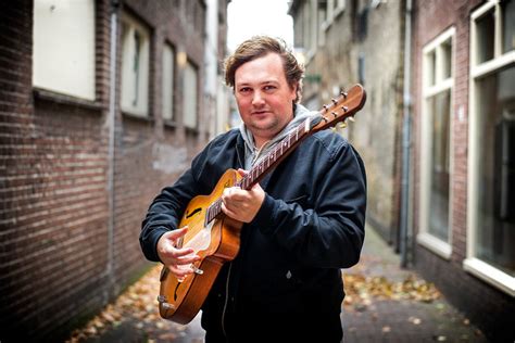 Tim knol фото исполнителя tim knol. Tim Knol staat weer op straat voor Chuck Deely: 'Ik sta er alleen met mijn gitaar, dat is toch ...