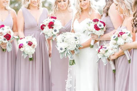 Your bridesmaids bouquets help to set the feel and style of your wedding. Bridesmaids with bouquets