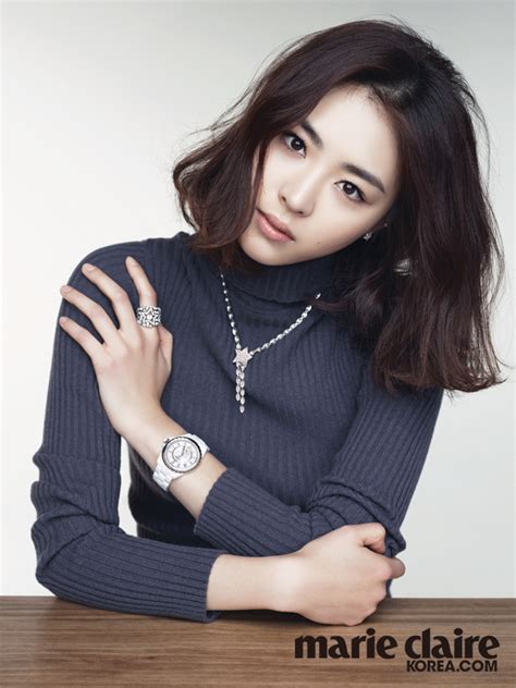 Lee büyüdü bundang'da içinde seongnam o da onu okul gün geçirdi. Lee Yeon Hee Poses in Chanel Accessories for Marie Claire ...