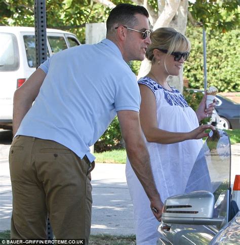 Amateur wife gives great head. Reese Witherspoon gives into pregnancy cravings as she ...