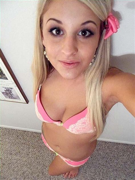 Hottie is nailed on camera. Loirinha tirando self pelada | Não Conto