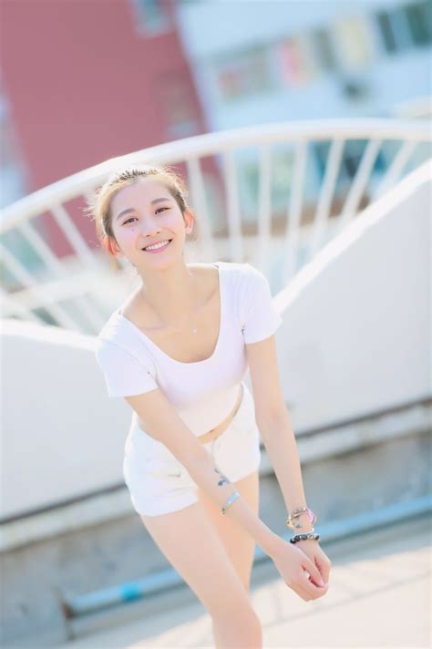 Yi xiuhui, weibo nicknamed yiyang silvia, yi xuanyi, mainland plane model, singer, graduated from the army aviation academy, under the jialihui media, one. Push the girl, super giant breast, tender model, Yiyang ...