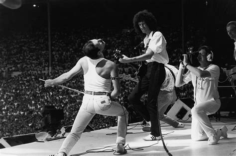 A friends will be friends 27. Flashback Review: Queen at Live Aid in Wembley Stadium ...