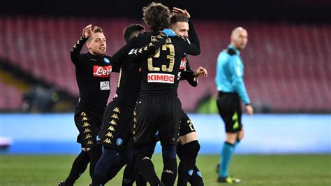 Piccoli (spezia) le gana al arquero. Coppa Italia, ottavi: Napoli-Spezia 3-1, uno-due micidiale ...