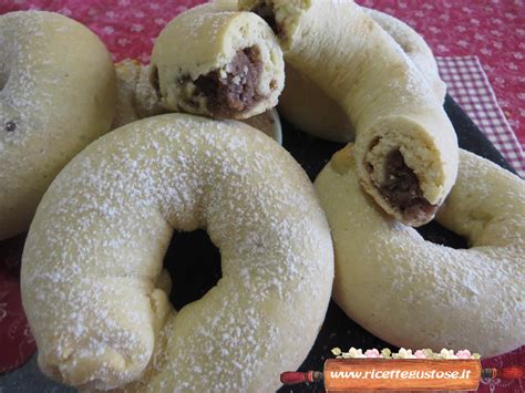 La ricetta della mostarda d'uva richiama tempi antichi. Mosto di uva, ricetta ciambelle al mosto di uva