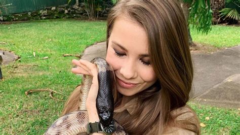 She got her first name bindi from her father's favorite crocodile with the same name, who lived at the australian zoo. Emotional: Bindi Irwin gedenkt ihres Papas an ihrer ...