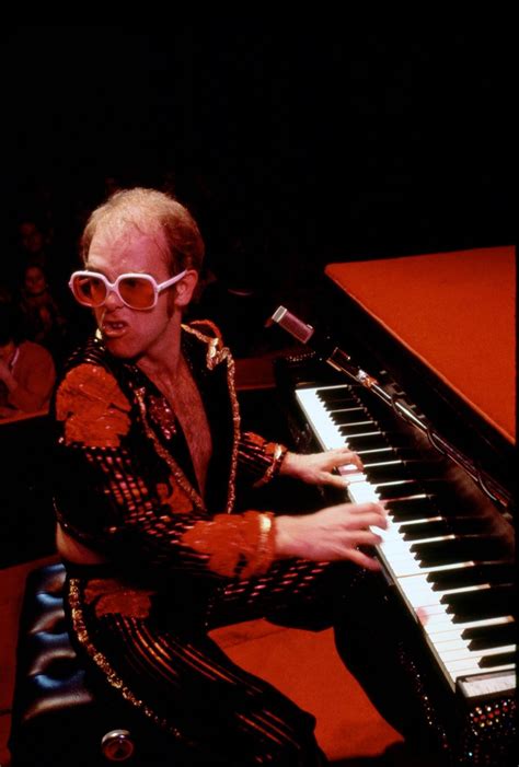 Es un cantante, compositor y pianista británico de rock, glam rock y piano rock. elton john 70s #70s Elton John #eltonjohn in 2020 (With ...