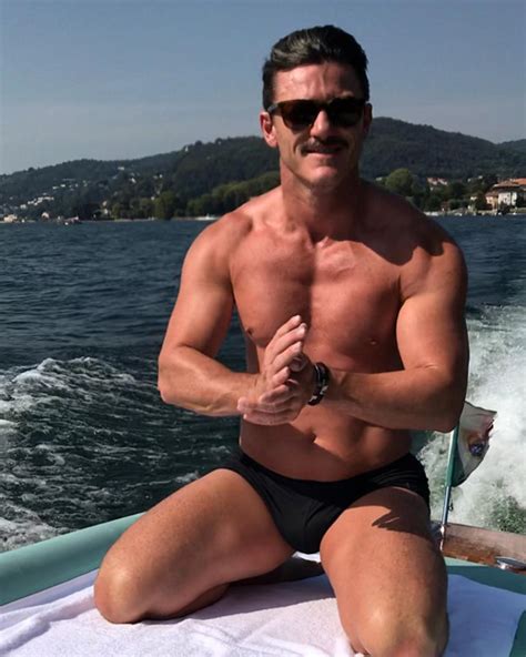 Luke evans has written a letter to his fans to address the reports that he has broken up with boyfriend rafael olarra. Luke Evans sfoggia il fisico sul Lago di Como | Gossip