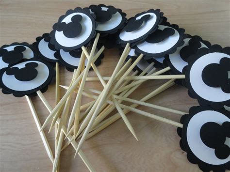 Wir haben es uns zum ziel gemacht, spaß am sammeln & schenken zu kultivieren. Mickey Mouse Cupcake Toppers - AtStudioD