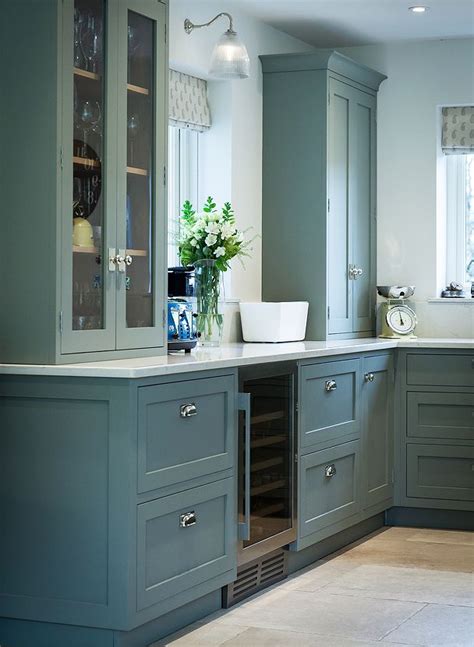 It's light and fresh but injects a little more. Serene Sage Green Kitchen - Worktops in Classic Quartz ...