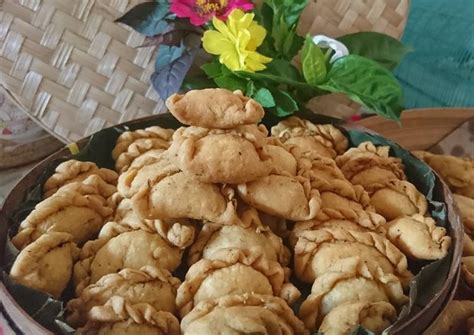 Isi tiap adonan dengan abon lalu lipat. Resep Pastel kering isi abon oleh Karlin Karduki - Cookpad