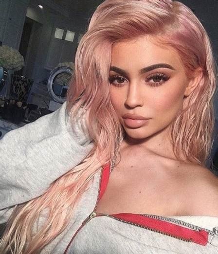 Kylie ainda está nas ′′ fases muito cedo ′′ da gravidez e ainda não sabe o sexo do bebê que fará com que stormi, de 3 anos, seja uma irmã mais velha.. Khloé Kardashian está grávida do primeiro filho, diz revista