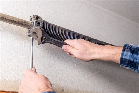 Garage doors are heavy and involve heavy machinery that can cause personal injury if you're not careful. How to avoid common garage door problems during the winter