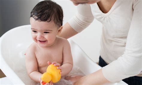 Let's look at all the answers one by one. How Often Should I Bathe My Baby With Eczema - Baby Viewer