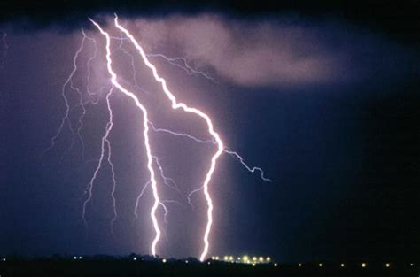 Dans son dernier bulletin, météo france parle d'une situation fortement orageuse d'été qui nécessite une vigilance particulière dans la mesure où il existe un. VAR / Météo France a placé le département du Var en ...