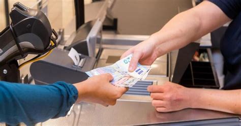 In deutschland stehen ungefähr 58.000 geldautomaten, der größte teil bei den automaten der privatbanken fallen laut dem bundesverband deutscher banken meist keine gebühren an, falls kunden anderer banken dort mit kreditkarten geld abheben. Was beim Bargeld abheben im Supermarkt zu beachten ist ...