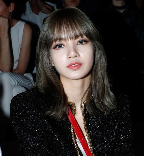 El 9 de noviembre se reveló el mv teaser de solo, en el vídeo se pueden ver varias escenas mostrando la soledad y tristeza de jennie pero también el poder y la independencia de una mujer.el 10 de noviembre reveló la canción y el videoclip en el primer día del 'blackpink 2018 tour in your area' como regalo para los fans. El curioso dato sobre Lisa de BlackPink que ha ...