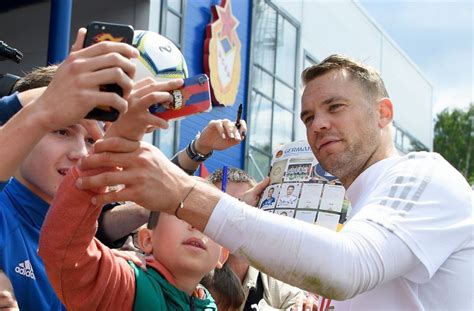 Gelsenkirchens bürgermeister nennt diese unternehmung. WM 2018: Manuel Neuer bedankt sich mit Video bei Fans ...