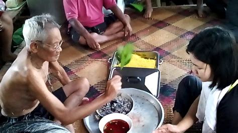 Bagi kaum lelaki, usia 18 tahun merupakan usia yang paling sesuai untuk mendirikan rumahtangga. Adat tepung tawar selapas kematian(ORANG ASLI SEMELAI ...