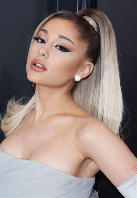 This is one of her rare pictures, usually, we see her with lots of makeup on her face on every occasion, but sometimes she shares the real look, where she wants to show that, she looks gorgeous. Ariana Grande No Makeup Selfie 2016 - Mugeek Vidalondon
