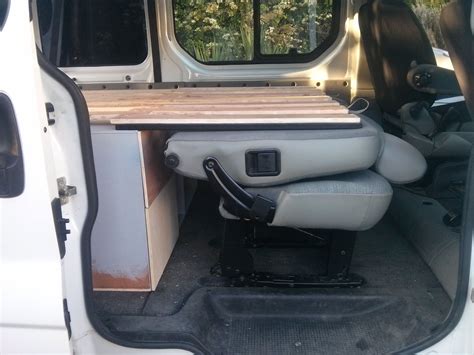 Pour aménager les aérations et lanterneau, il est indispensable de découper le toit. Aménagement couchage lit 120x190cm Renault Trafic | Renault trafic, Renault trafic aménagé et ...