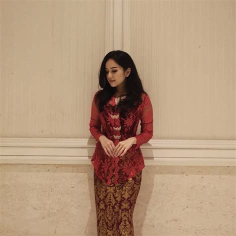 Pilih satu link dari 15 daftar dibawah untuk streaming video klip mp4 di metro musik, detail informasi dan kumpulan full album lagu terkait. Biodata Sophia Albarakbah Gadis Cantik Dalam MV " Siti ...