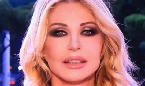 Paola ferrari, la gaffe su twitter con la finta pagina televideo: Paola Ferrari, la risposta all'accavallamento sensuale ...