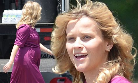 Vorausgegangen waren unfälle von stars, u. Reese Witherspoon shows off her pregnant figure in a plum ...