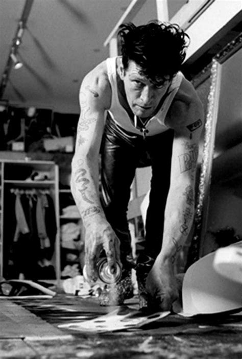 As a musician he achieved he jumped from the roof of the amsterdam hilton in 2001 at the age of 54, after struggling with drugs. Herman Brood (1946-2001) was een Nederlandse zanger ...