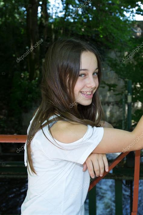 Leader de la vente en gros sur internet. Fille De 12 Ans Canon - A 12 year old girl with a flower ...