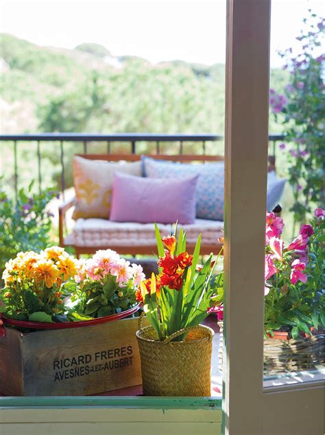 Una pareja y su hijo adolescente. Crea un jardín en la ventana decorando con flores