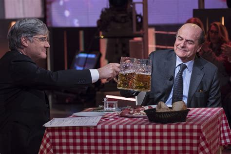 Si è laureato in filosofia all'università di bologna nel 1974, per poi prestare servizio militare come soldato semplice. Pier Luigi Bersani sorseggia birra a Quinta Colonna. Le ...