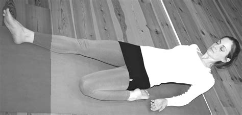 The movement also stretches the muscles of the hips, back, abdomen, chest, and lungs. Yin Yoga Metall-Element „Bringe dein glänzendes Juwel auf ...