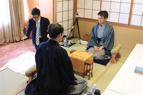 Shogi is said to be derived from the game of chaturanga, played in ancient india, which became the ancestor of chess in the west. 王位戦中継Blog : 振り駒～対局開始