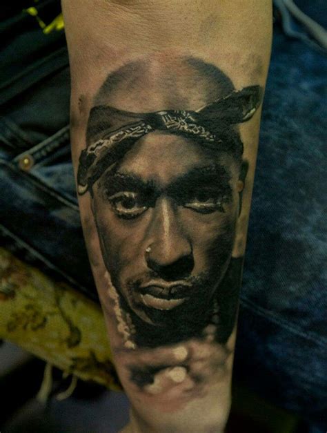 '50 niggaz' with an ak47 is inked on his torso, just above the 'thug life' tattoo. Sélection tatouage 2pac - Page 2 sur 5 - JusteUnTattoo.com