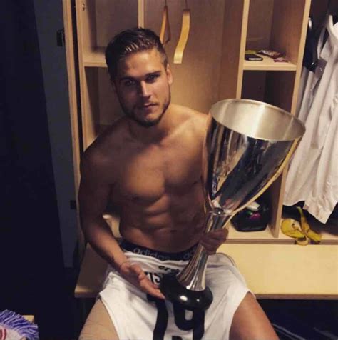 Gislason became an overnight sensation on social media when viewers around the world realised that a hunky, blond peach of a man was kicking about in. Rurik Gislason, il giocatore più bello dei Mondiali 2018