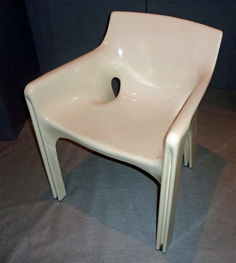 The delicate shape of its back leg belies its sturdy frame. Moonbase Alpha Gaudi, Selene, Vicario, Toga Chairs