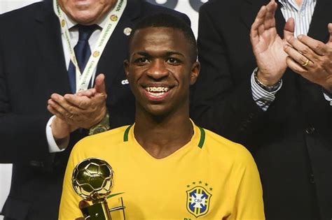 Vinicius junior's football career began in the year 2006, when his father took him to the branch offices of flamengo, in the neighborhood of mutuá, in são. لماذا انضم فينيسيوس جونيور لريال مدريد رغم عشقه لبرشلونة ...