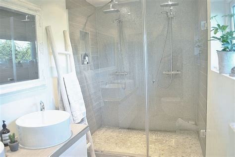 Praktisk oppbevaringshylle i blank krom. Lulle og Laban: Baderommet vårt