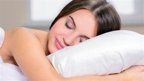 Mengkompensasi jam tidur di siang hari atau di weekend tentu tidak bisa memberikan manfaat sebaik tidur yang cukup di malam. 5 Manfaat Tidur yang Cukup Bagi Kecantikan, Yakin Masih ...