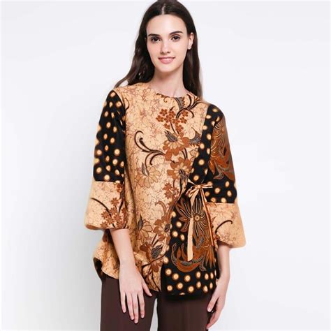 Batik adalah kain indonesia bergambar yang pembuatannya secara khusus dengan menuliskan atau menerakan malam pada kain itu, kemudian pengolahannya diproses dengan cara tertentu yang memiliki kekhasan. Jual Batik Distro BA9483 BA9484 Asimetris Polkadot Blouse ...