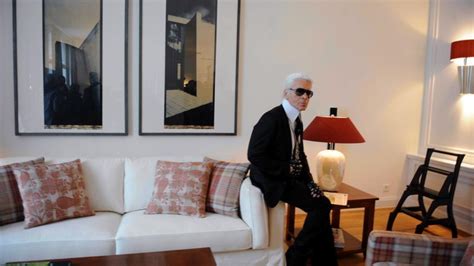 Und es gibt keine farbe hier, denn ich bin ständig von farben umgeben, ich ziehe es vor in einer neutralen umgebung zu leben, wurde der designer weiter zitiert. Stadtentwicklung: Karl Lagerfeld gibt Alstervillen Glanz ...