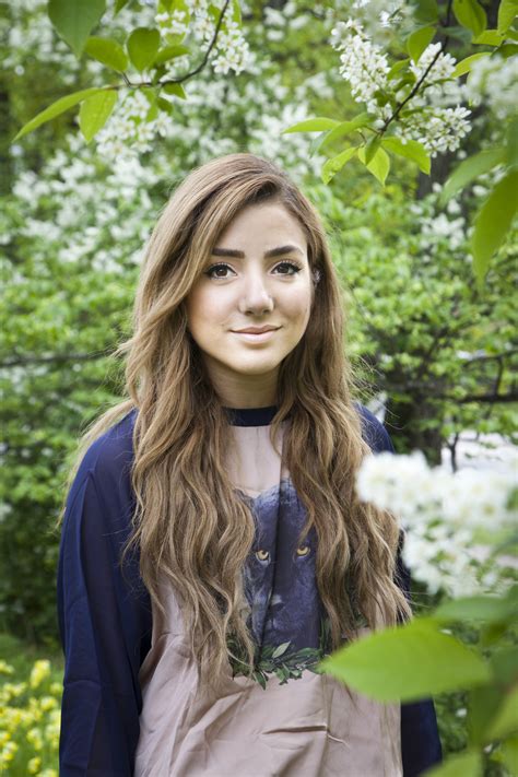 Sveriges radio (sr) är ett svenskt massmedieföretag som har till uppgift att bedriva radioverksamhet i allmänhetens tjänst (public service). Gina Dirawi pratar med lyssnare och kända gäster i Hallå ...