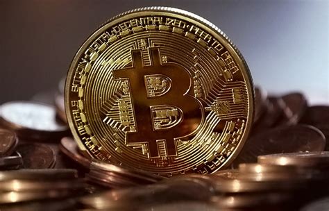 Learn how the currency has seen major spikes and crashes, as well by december, it had spiked to $1156.10. Bitcoin vs. Gold: 10 Crystal-Clear Comparisons ...