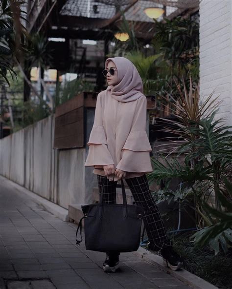 Kemeja putih polos model lengan panjang dipasangkan bersama celana skinny jeans warna blue jeans. Pin di OOTD Baju Hijab Kekinian Ala Selebgram 2018