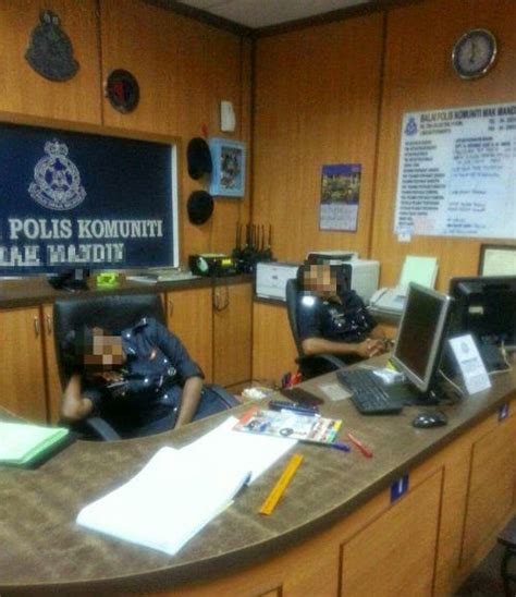 Translation memories are created by human, but computer aligned, which might cause mistakes. 2 Anggota Polis Tidur Dalam Balai, Di Tukar Serta Merta ...