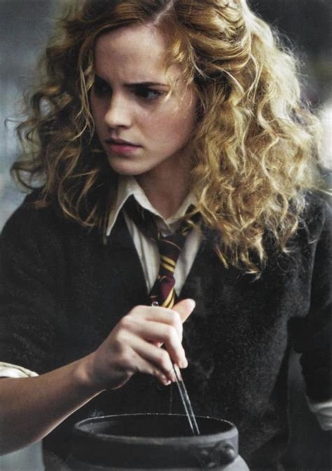 11 Spot-On Halloween Costumes Perfect For Curly Hair ...