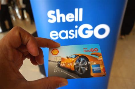 Pemegang kad plastik mempunyai keupayaan untuk segera membayar untuk membeli atau mengeluarkan wang tunai dari akaun melalui atm. Kad Prabayar Shell easiGO Shell Maybank American Express